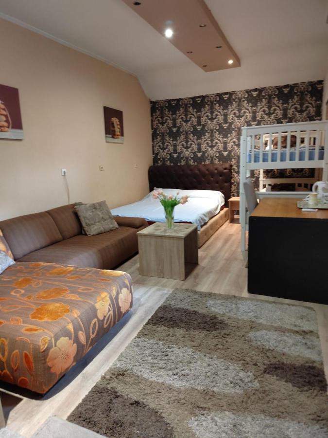 Guest House Maja Novi Sad Buitenkant foto