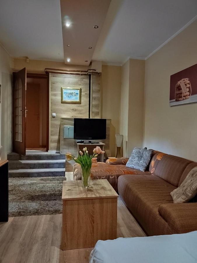 Guest House Maja Novi Sad Buitenkant foto