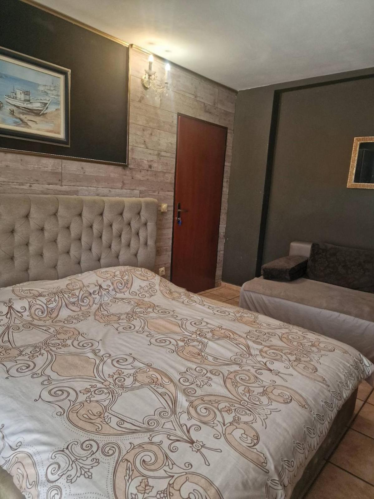Guest House Maja Novi Sad Buitenkant foto