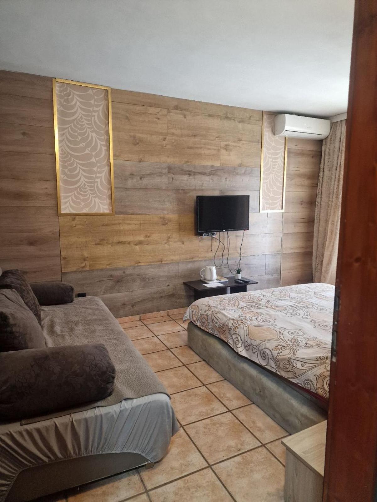Guest House Maja Novi Sad Buitenkant foto