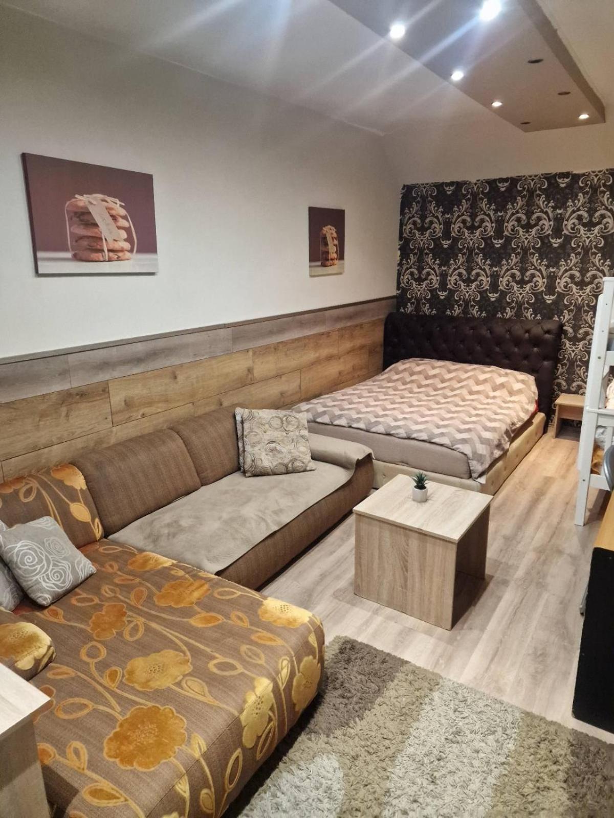 Guest House Maja Novi Sad Buitenkant foto