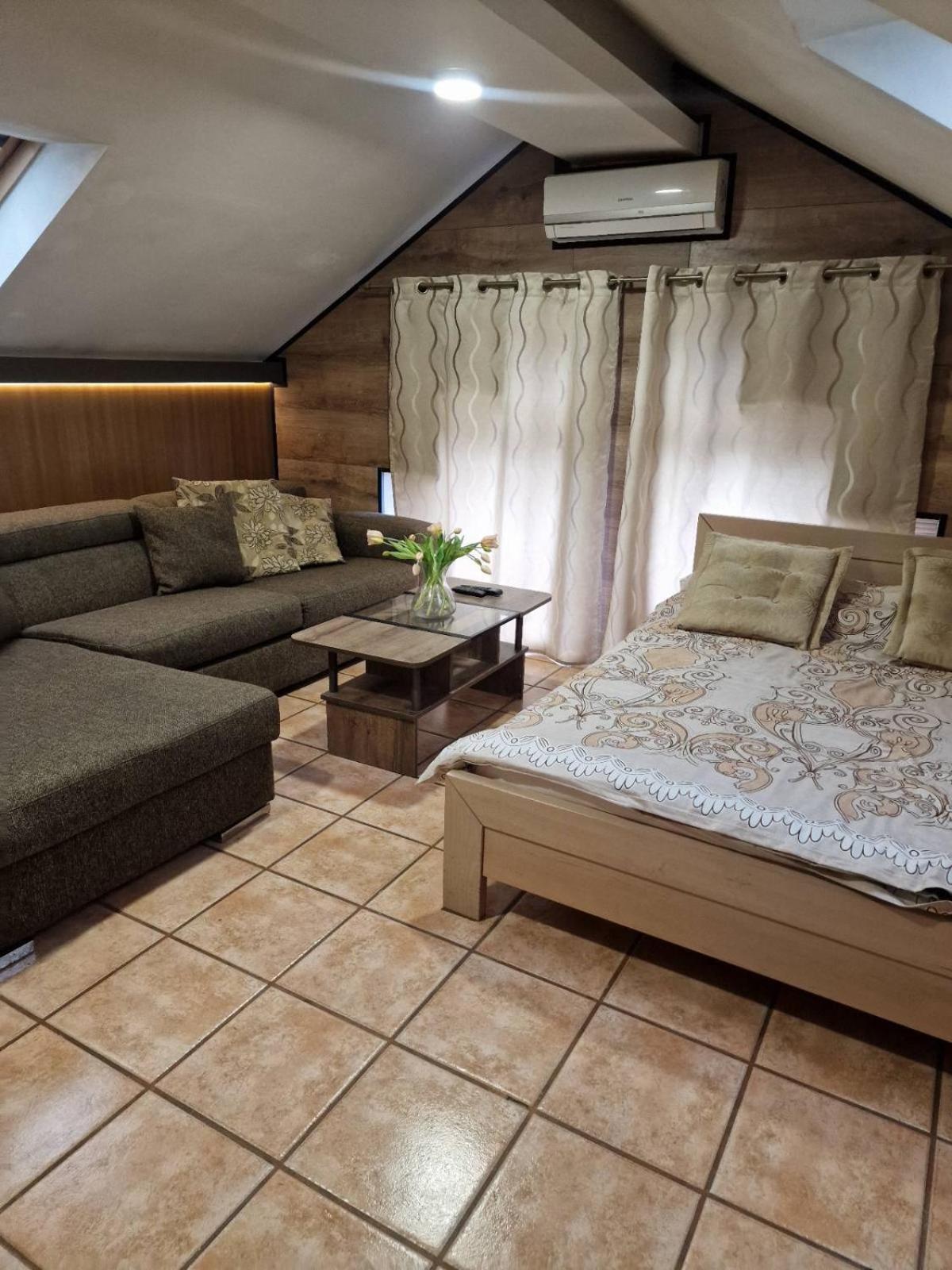 Guest House Maja Novi Sad Buitenkant foto