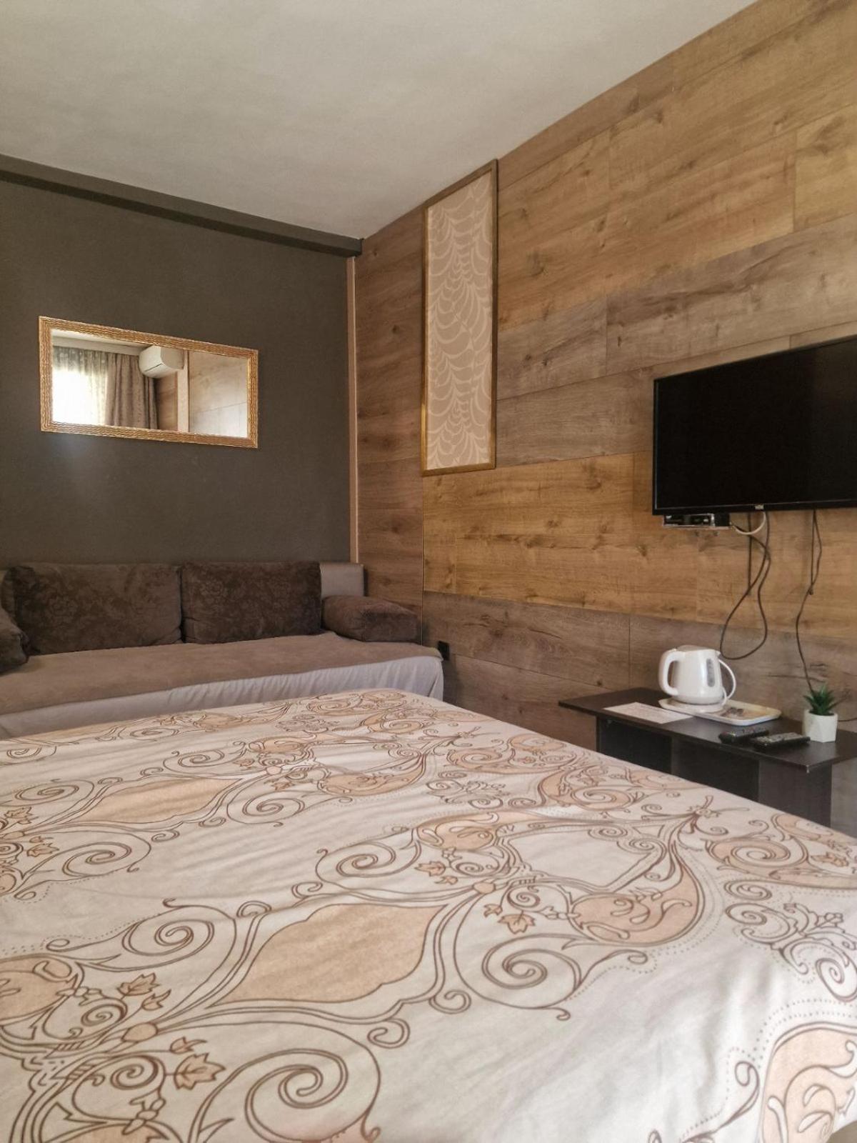 Guest House Maja Novi Sad Buitenkant foto