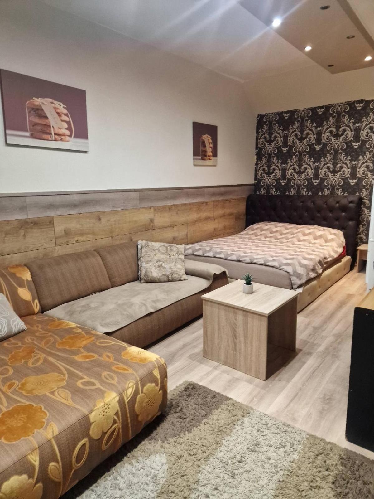 Guest House Maja Novi Sad Buitenkant foto