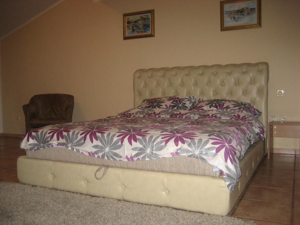 Guest House Maja Novi Sad Buitenkant foto