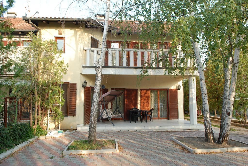 Guest House Maja Novi Sad Buitenkant foto