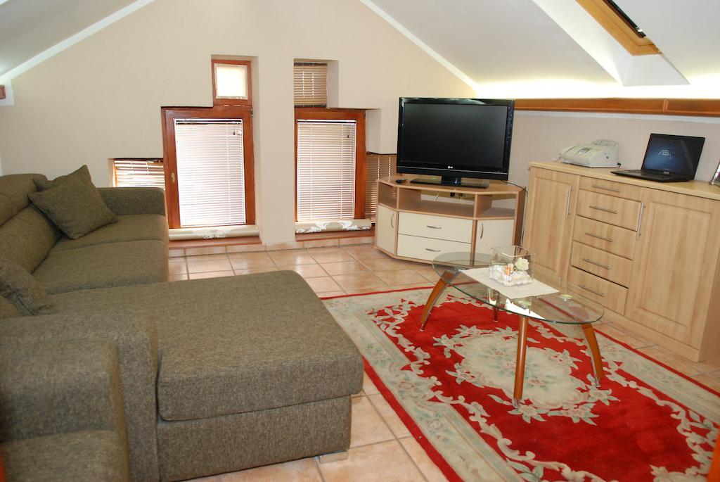 Guest House Maja Novi Sad Buitenkant foto