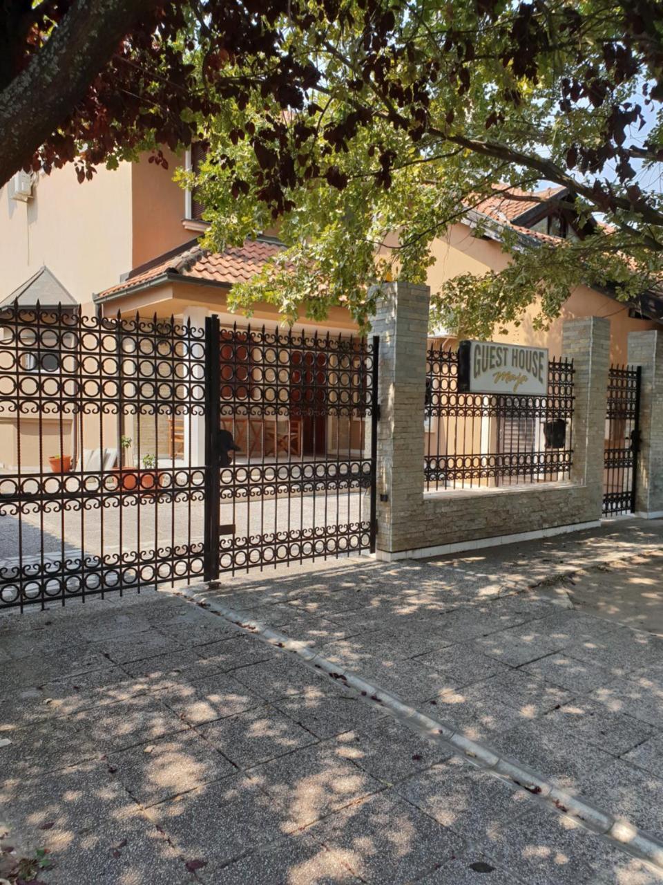 Guest House Maja Novi Sad Buitenkant foto